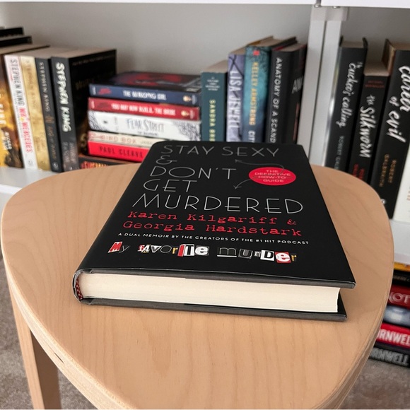 3/$28 📚 Stay Sexy & Don't Get Murdered Book - Picture 5 of 6